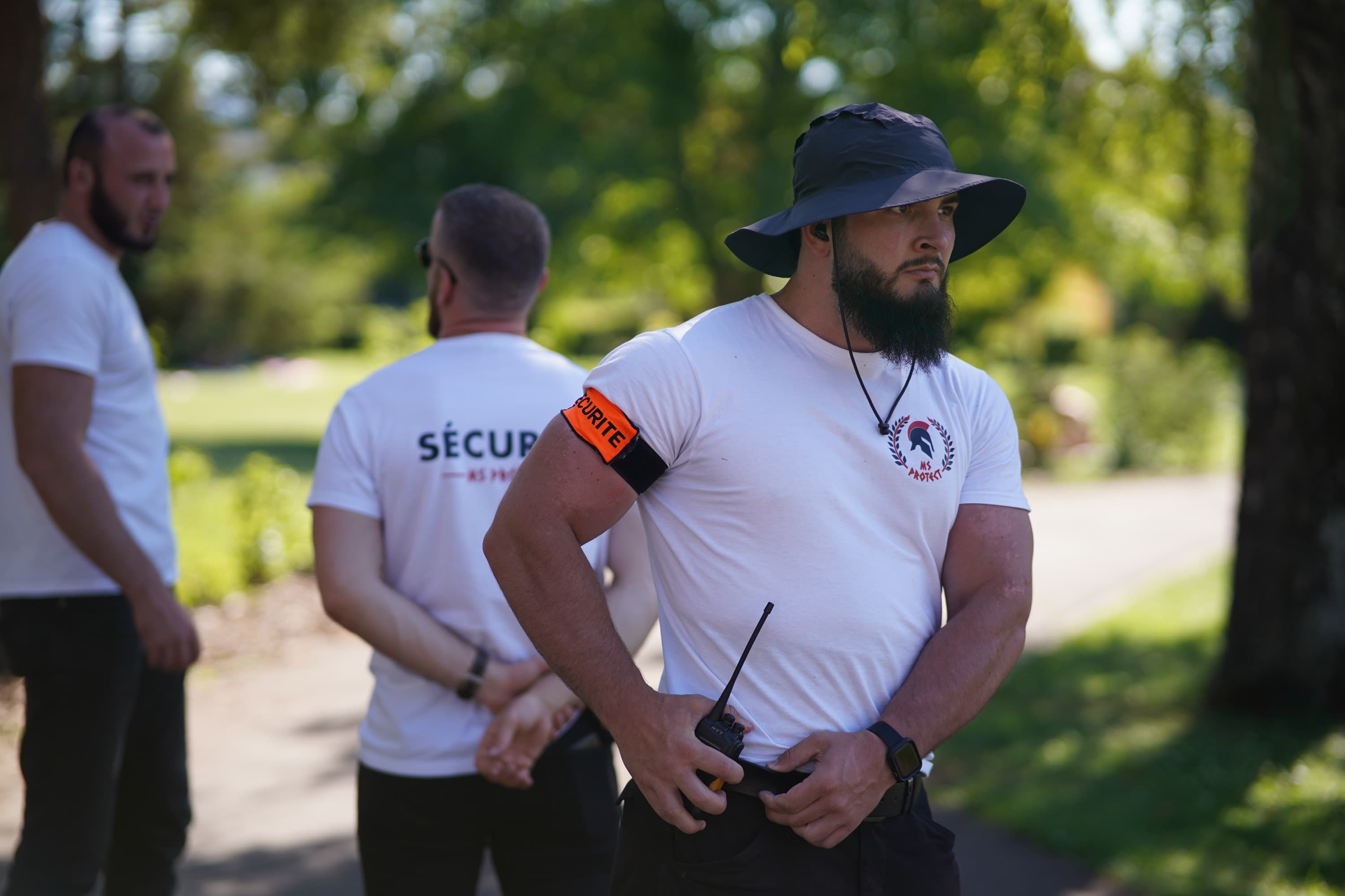 Agent de sécurité MS Protect effectuant une ronde de surveillance