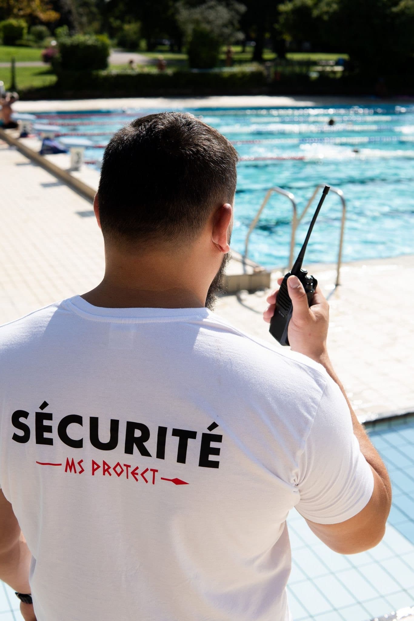Agent MS Protect en poste de surveillance incendie à la piscine