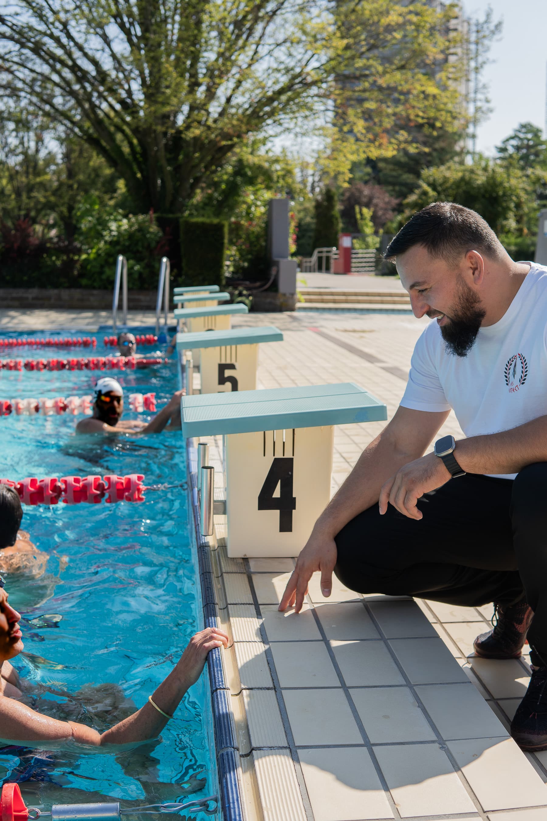 Agent MS Protect au bord de la piscine couloir 4