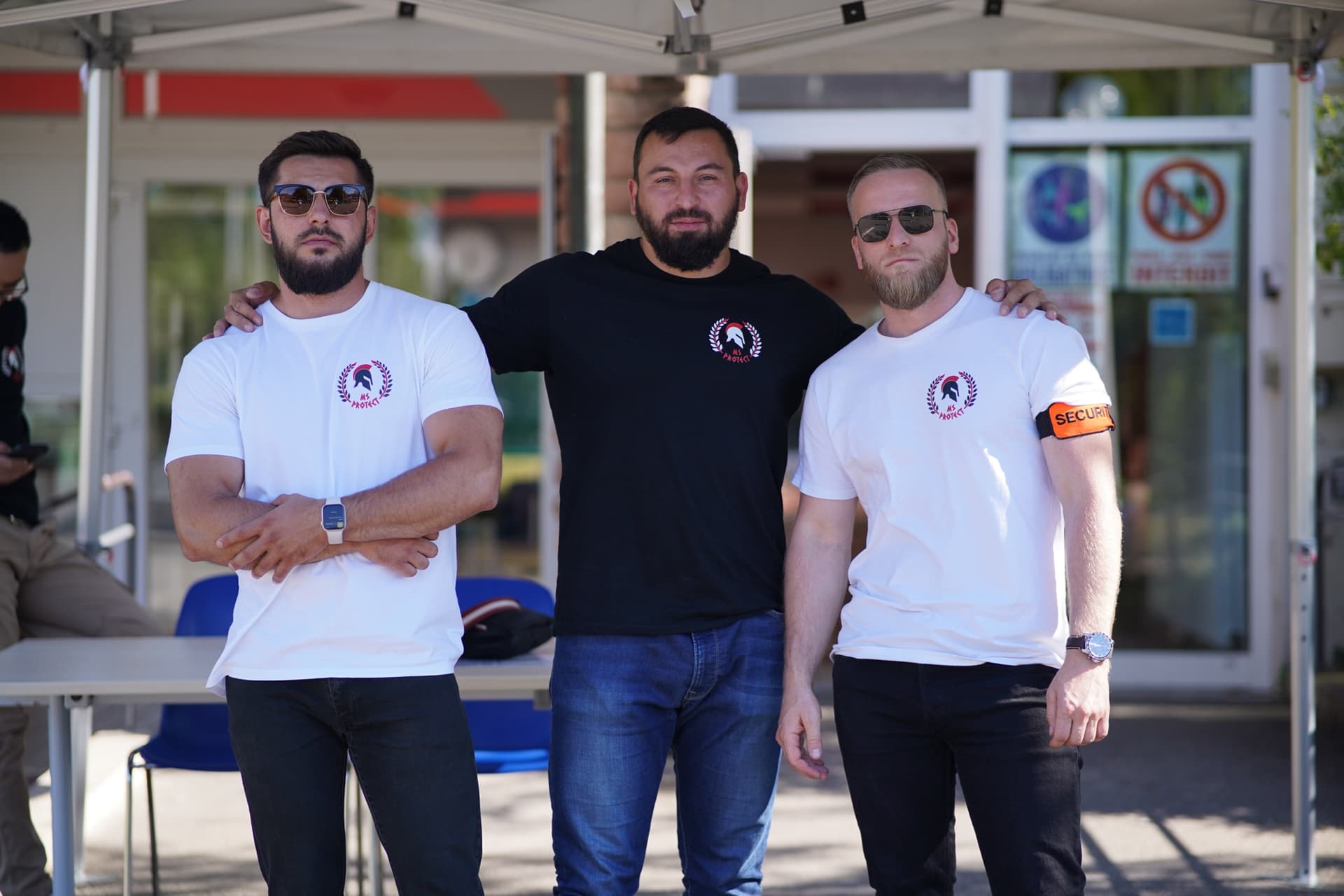 Agents MS Protect devant l'entrée du site surveillé