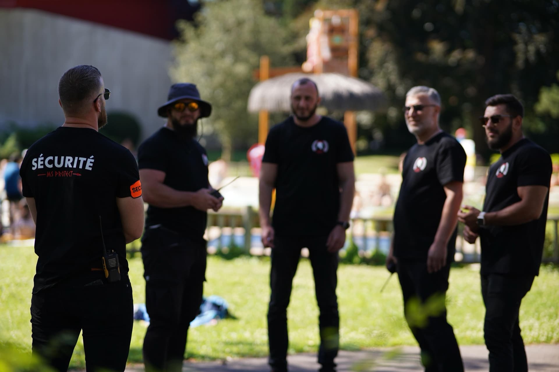 Briefing d'équipe MS Protect dans un parc lors d'un événement