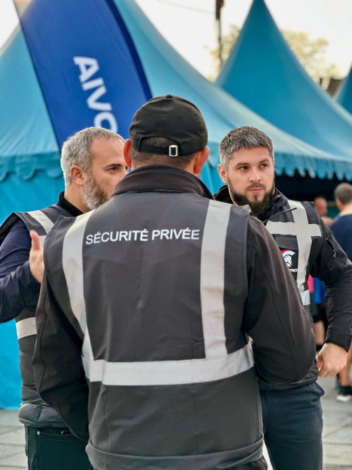 Agents de sécurité privée MS Protect en discussion lors d'un événement